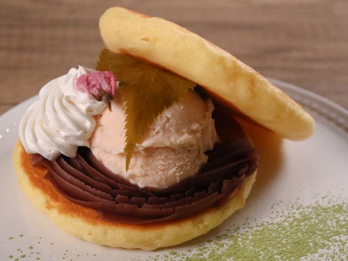 レンジで簡単♪ 桜アイスのパンケーキ